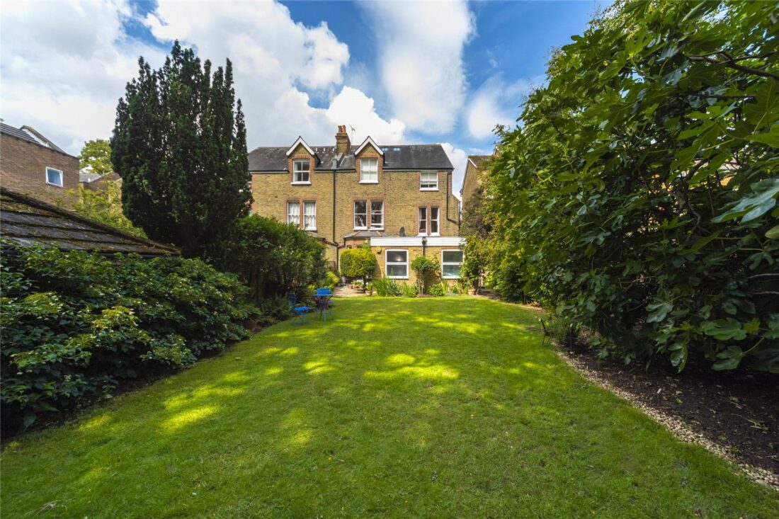 Lion Gate Gardens, Kew, TW9 2DW Antony Roberts