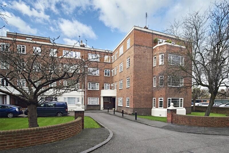 Sheen Court, Richmond, TW10 5DE - Antony Roberts