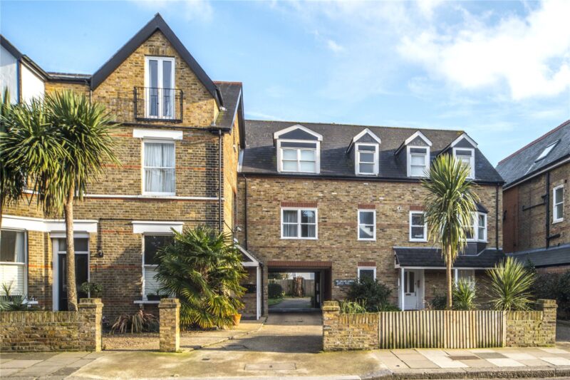 Lion Gate Gardens, Richmond, TW9 2DW - Antony Roberts