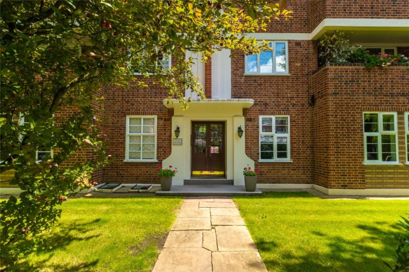 Sheen Court, Richmond, TW10 5DG - Antony Roberts