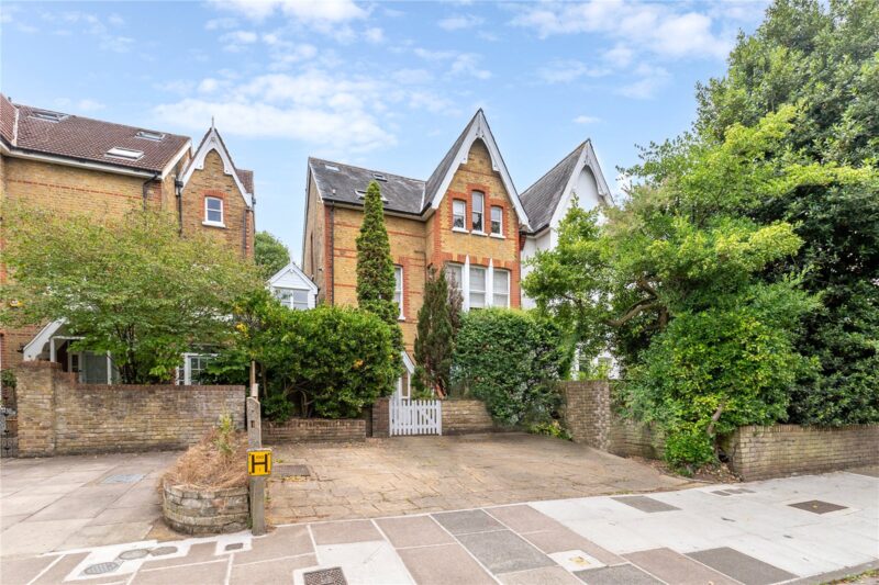Lion Gate Gardens, Richmond, TW9 2DW - Antony Roberts