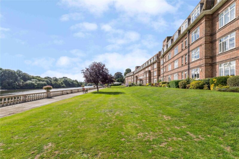 Thames Eyot, Cross Deep, TW1 4QL - Antony Roberts