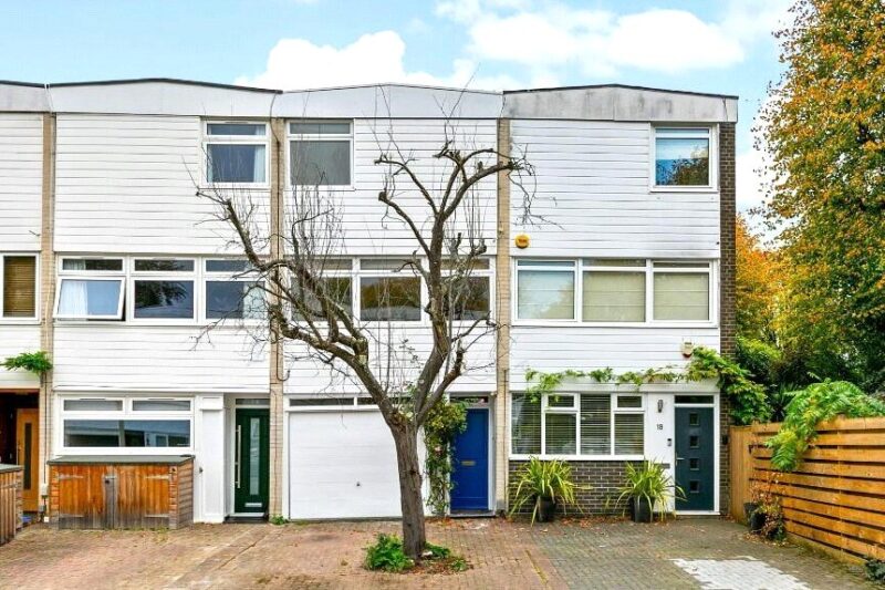 Paxton Close, Kew, TW9 2AW - Antony Roberts