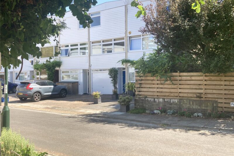 Paxton Close, Kew, TW9 2AW - Antony Roberts